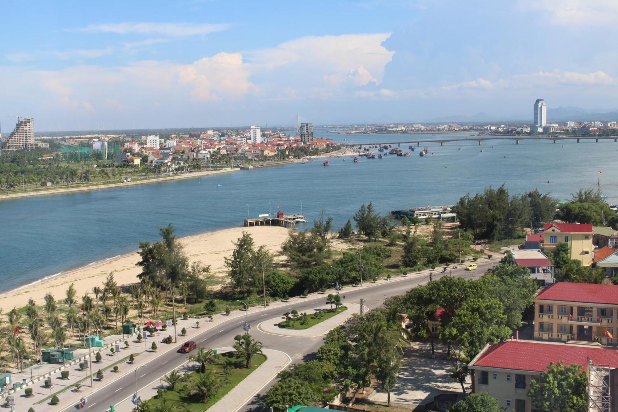 Muong Thanh Luxury Nhat Le Hotel Донг Хой Екстериор снимка