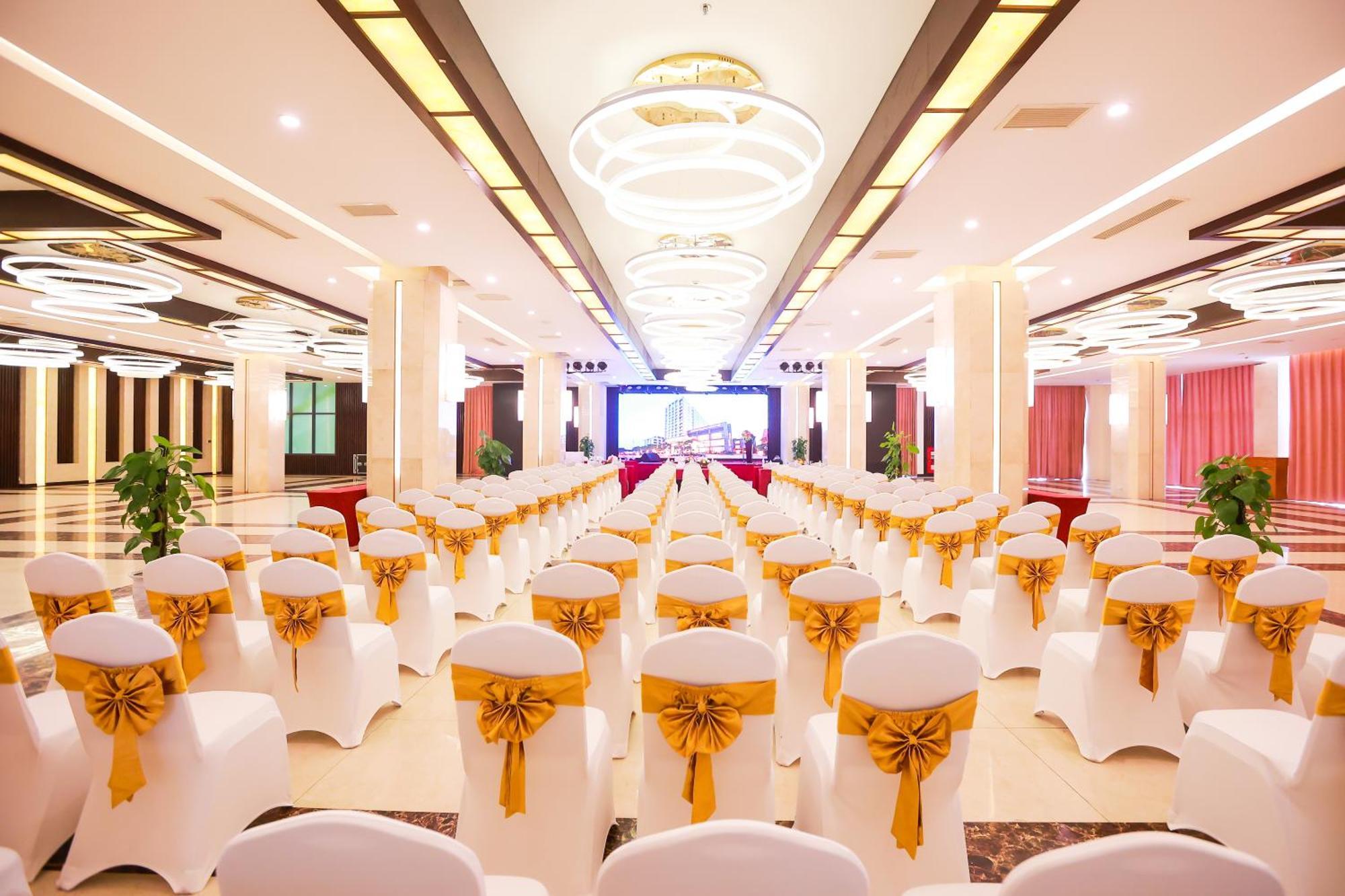 Muong Thanh Luxury Nhat Le Hotel Донг Хой Екстериор снимка