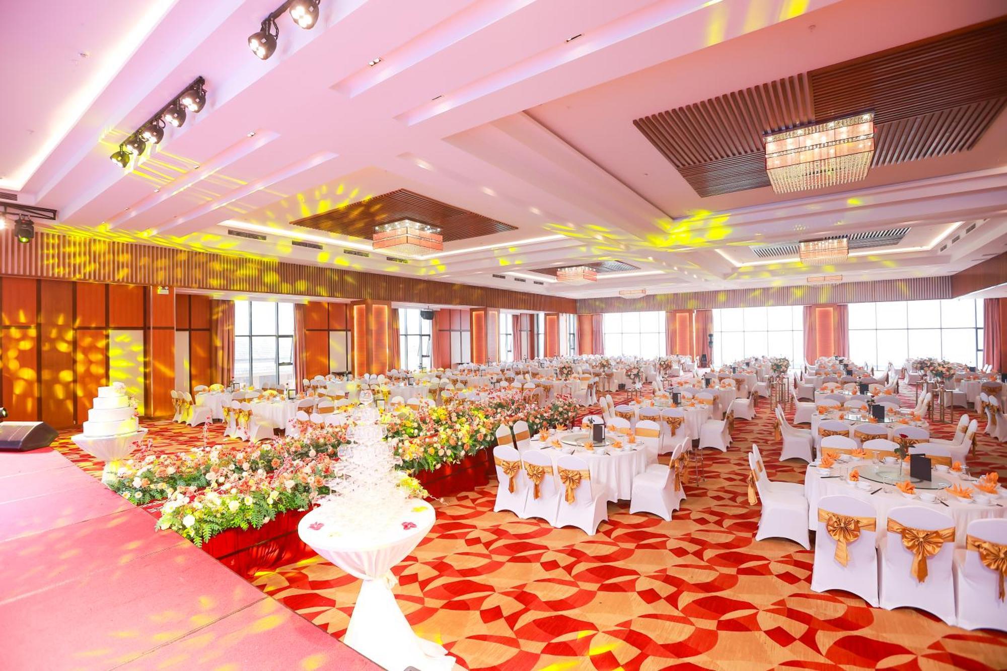 Muong Thanh Luxury Nhat Le Hotel Донг Хой Екстериор снимка