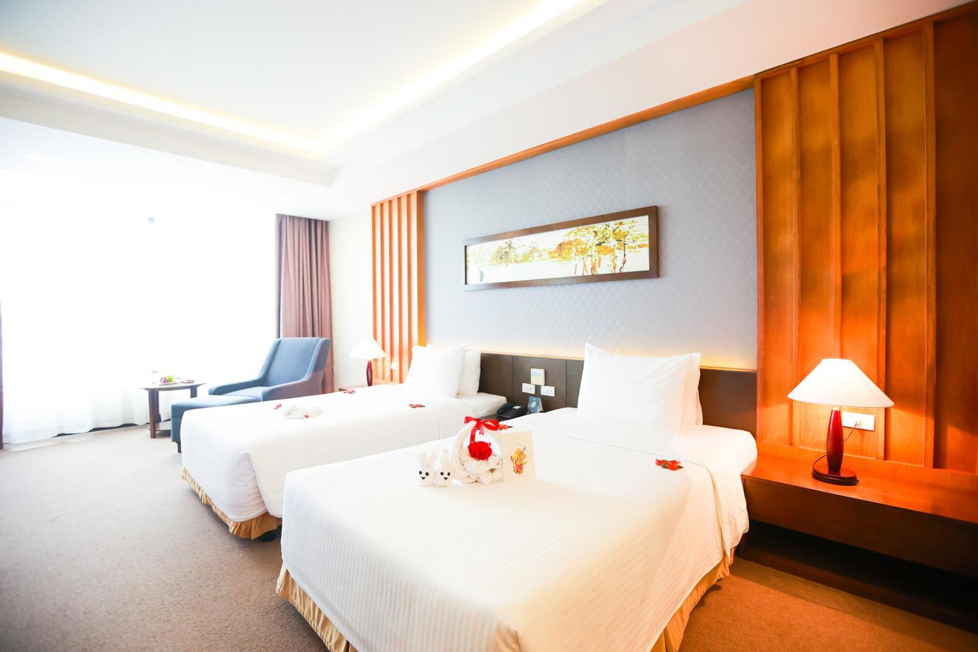 Muong Thanh Luxury Nhat Le Hotel Донг Хой Екстериор снимка