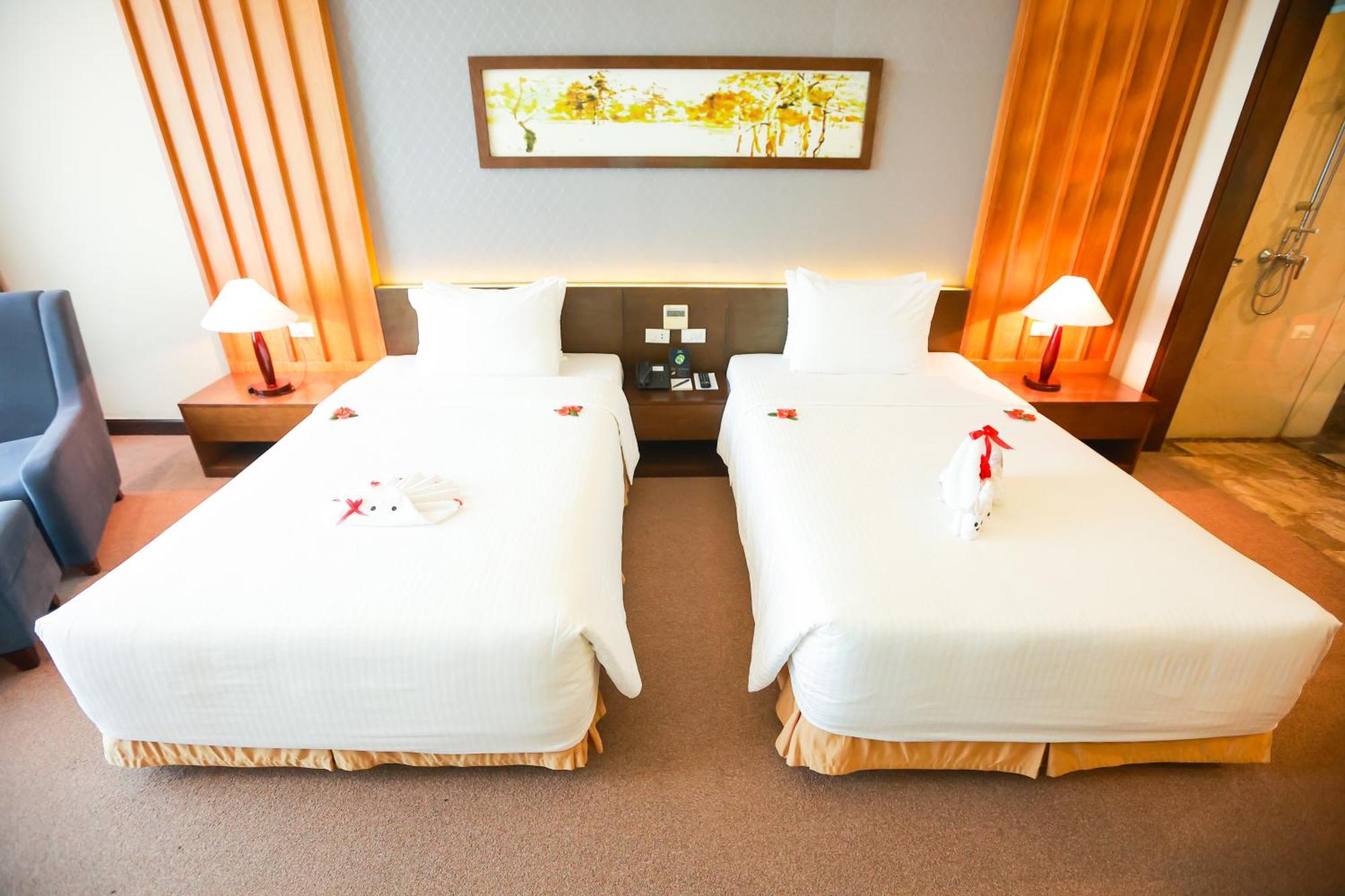 Muong Thanh Luxury Nhat Le Hotel Донг Хой Екстериор снимка