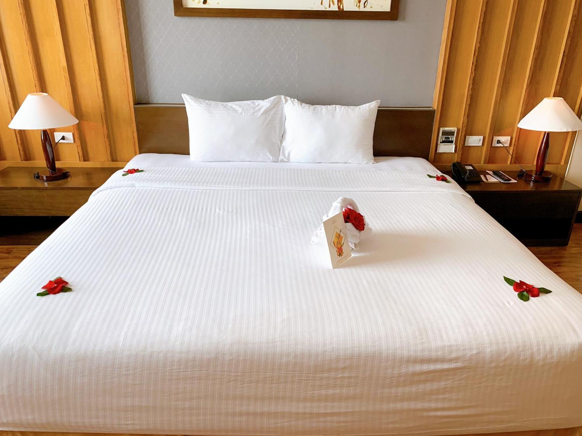 Muong Thanh Luxury Nhat Le Hotel Донг Хой Екстериор снимка
