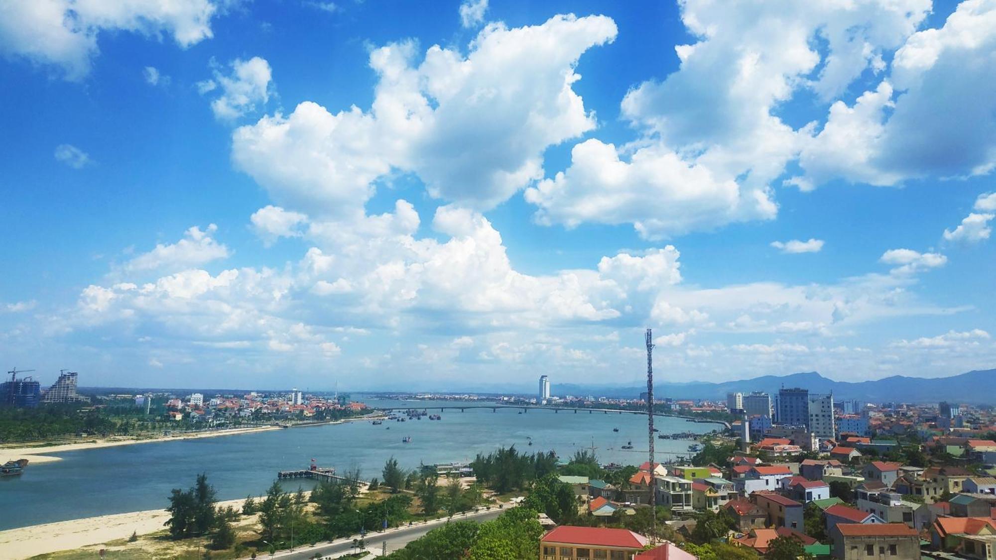 Muong Thanh Luxury Nhat Le Hotel Донг Хой Екстериор снимка
